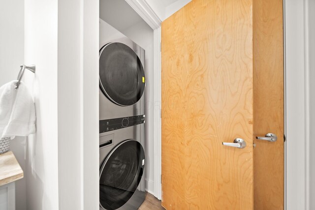 150 E Main St Unit 512, Columbus, OH 43215 - laundry room with stacked washer / dryer and wood finished floors
