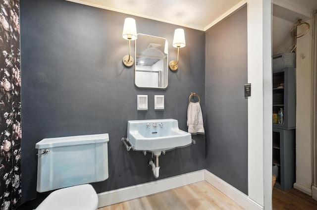 2620 Edgevale Rd, Columbus, OH 43221 - bathroom featuring wood finished floors and ornamental molding