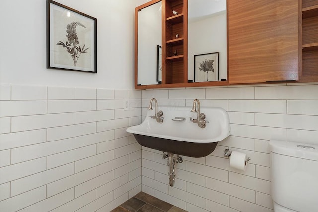 150 Pinehurst Dr, Granville, OH 43023 - half bathroom featuring toilet and tile walls