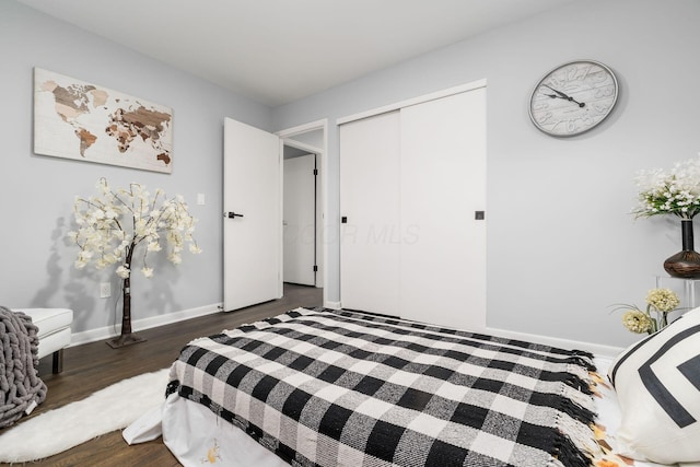 1174 Belden Rd, Columbus, OH 43229 - bedroom featuring dark wood-style flooring and a closet