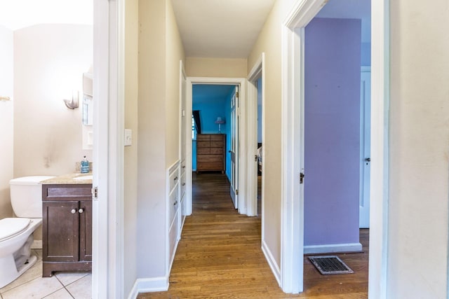 2909 Bryden Rd, Columbus, OH 43209 - corridor featuring light wood-style floors and baseboards