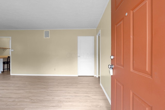 1086 S Hampton Rd, Columbus, OH 43227 - entryway featuring ornamental molding and light wood-style floors