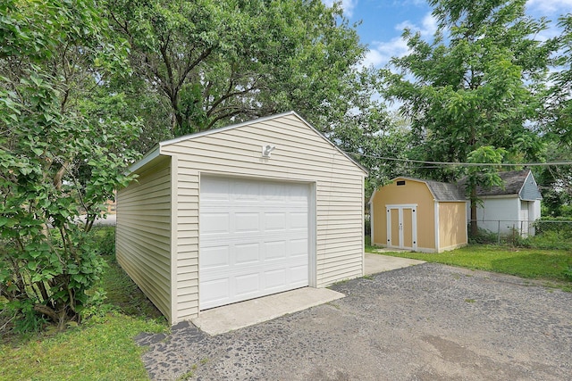 1086 S Hampton Rd, Columbus, OH 43227 - detached garage featuring driveway