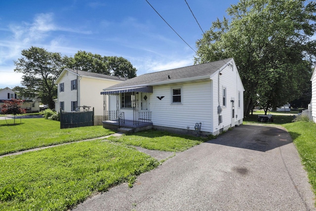 678 E Fair Ave, Lancaster, OH 43130 - bungalow featuring a front lawn