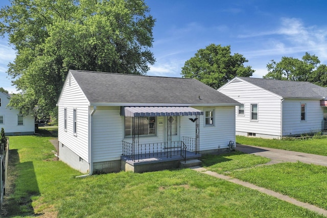 678 E Fair Ave, Lancaster, OH 43130 - bungalow featuring a shingled roof and a front yard