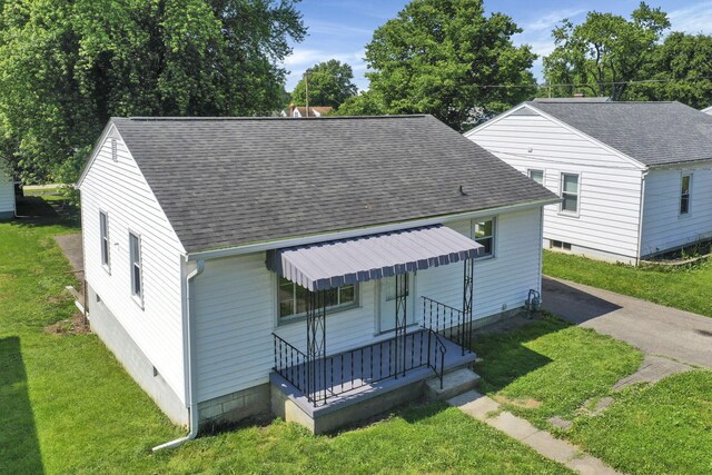 678 E Fair Ave, Lancaster, OH 43130 - bungalow-style home with roof with shingles, a front lawn, and a porch