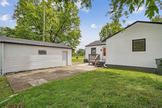 1358 Moler Rd, Columbus, OH 43207 - view of grassy yard with a patio