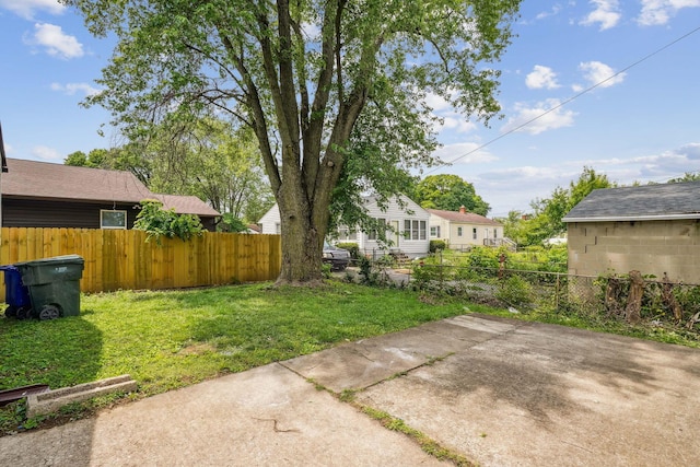 1358 Moler Rd, Columbus, OH 43207 - view of yard featuring a patio
