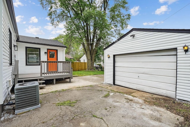 1358 Moler Rd, Columbus, OH 43207 - garage featuring asphalt driveway