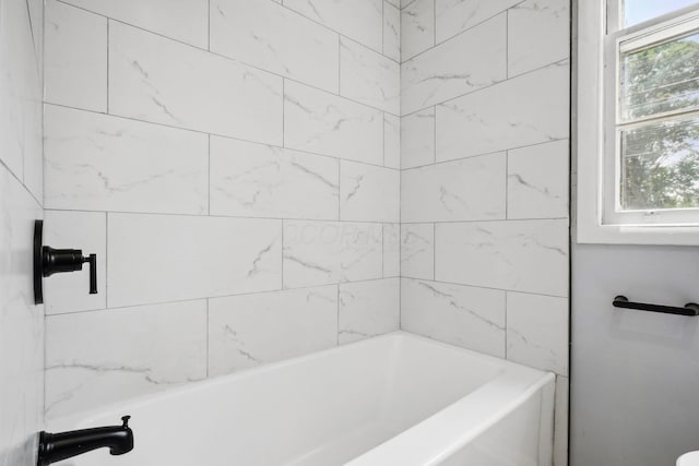 1358 Moler Rd, Columbus, OH 43207 - view of full bath