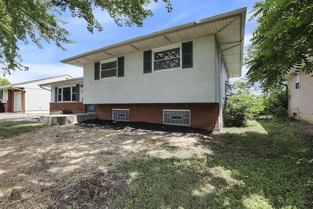 1698 Woodcrest Rd, Columbus, OH 43232 - view of front of home featuring stucco siding