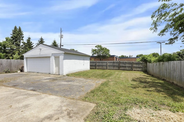 1698 Woodcrest Rd, Columbus, OH 43232 - fenced backyard with an outbuilding and a detached garage
