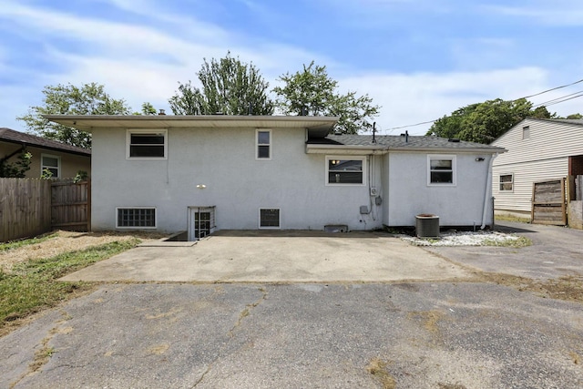 1698 Woodcrest Rd, Columbus, OH 43232 - back of property with a patio and stucco siding