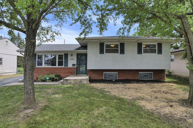 1698 Woodcrest Rd, Columbus, OH 43232 - tri-level home featuring a front lawn and brick siding