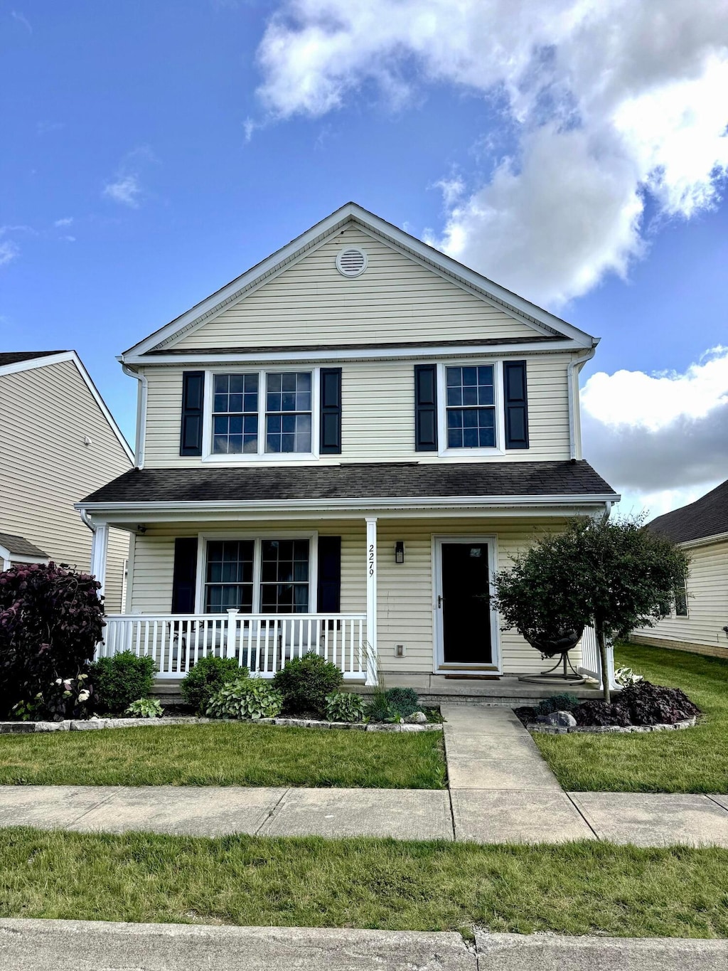 2279 Dunvegan St, Marion, OH 43302 - traditional-style home featuring covered porch and a front yard