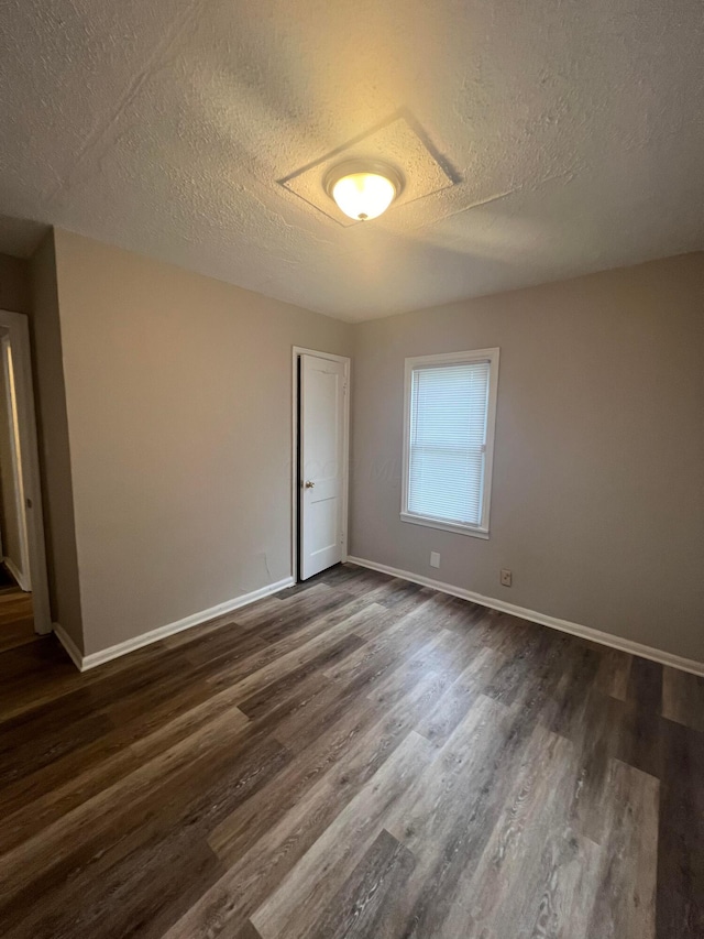 2769 Mcguffey Rd, Columbus, OH 43211 - unfurnished room featuring a textured ceiling and dark wood-style floors
