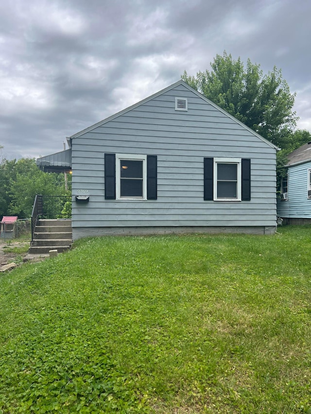 2769 Mcguffey Rd, Columbus, OH 43211 - rear view of property featuring a yard