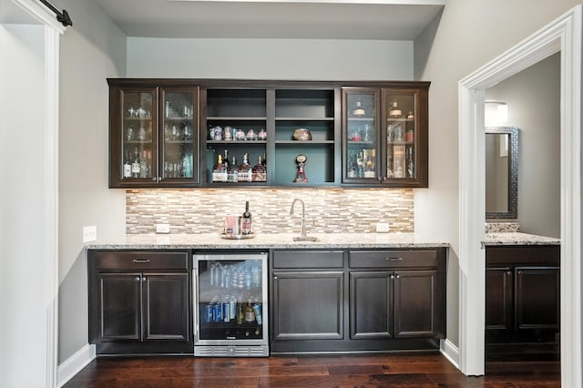 3860 Coldwater Loop, Powell, OH 43065 - indoor wet bar featuring wine cooler, tasteful backsplash, and dark wood-style floors