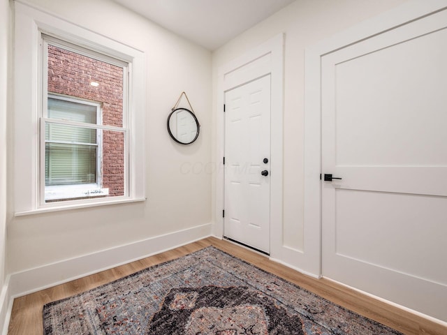 935 S Ohio Ave, Columbus, OH 43206 - foyer featuring light wood-style flooring and baseboards
