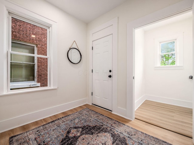935 S Ohio Ave, Columbus, OH 43206 - entryway with wood finished floors