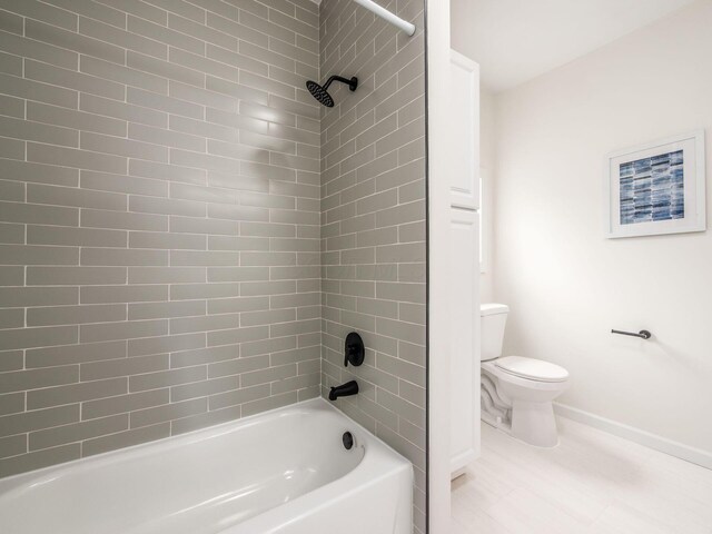935 S Ohio Ave, Columbus, OH 43206 - full bathroom featuring baseboards and shower / tub combination