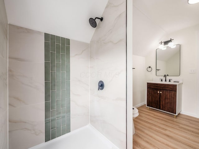 935 S Ohio Ave, Columbus, OH 43206 - bathroom featuring lofted ceiling, a tile shower, wood finished floors, and vanity