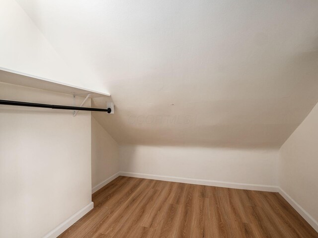 935 S Ohio Ave, Columbus, OH 43206 - bonus room featuring light wood-style flooring and vaulted ceiling