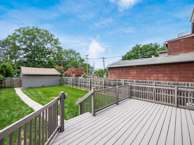 935 S Ohio Ave, Columbus, OH 43206 - wooden deck with a fenced backyard