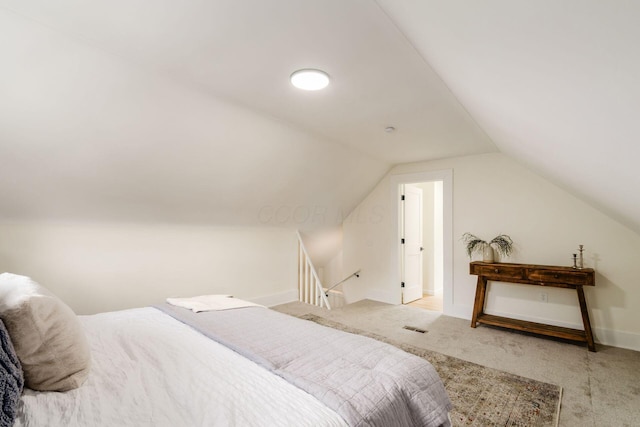 935 S Ohio Ave, Columbus, OH 43206 - bedroom with carpet floors and vaulted ceiling