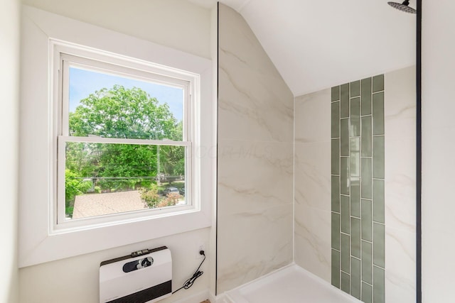 935 S Ohio Ave, Columbus, OH 43206 - full bathroom featuring vaulted ceiling, a tile shower, and heating unit