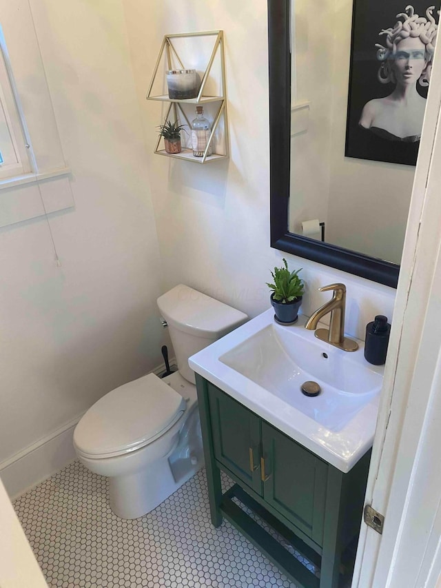 489 W 4th Ave, Columbus, OH 43201 - half bath with vanity and toilet