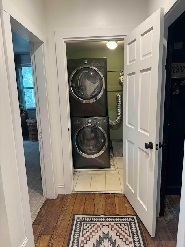 489 W 4th Ave, Columbus, OH 43201 - laundry room with stacked washer / dryer and hardwood / wood-style floors