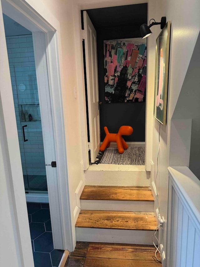 489 W 4th Ave, Columbus, OH 43201 - view of staircase