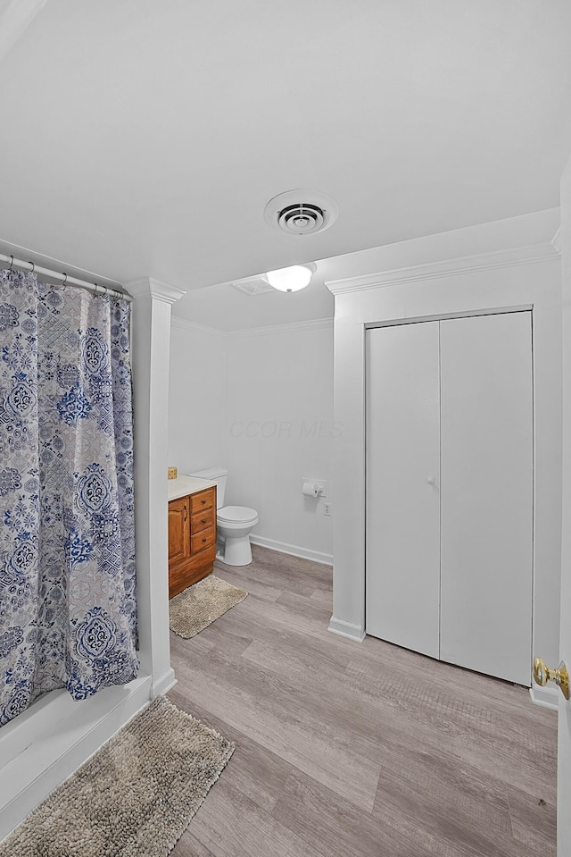 1310 Sweetbay Pl, Galloway, OH 43119 - bathroom featuring crown molding, wood finished floors, a shower with curtain, and vanity