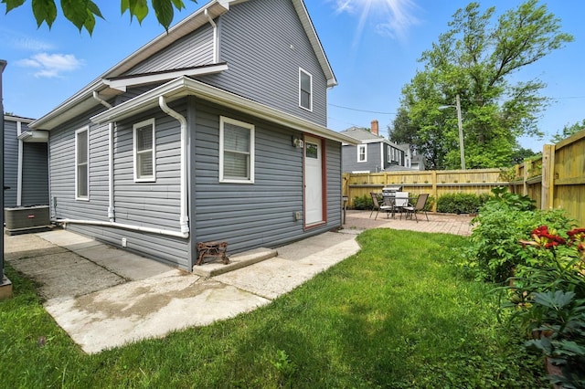 192 E Morrill Ave, Columbus, OH 43207 - view of side of home featuring a patio