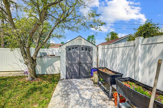 599 S Brinker Ave, Columbus, OH 43204 - view of shed featuring a fenced backyard and a garden
