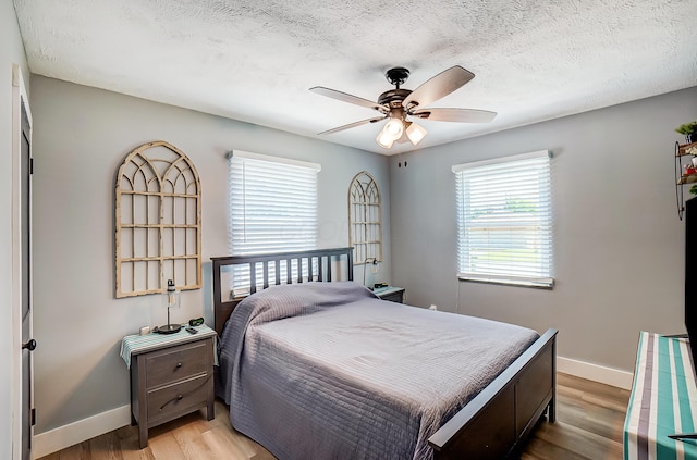599 S Brinker Ave, Columbus, OH 43204 - bedroom featuring light wood-style floors, a textured ceiling, and a ceiling fan