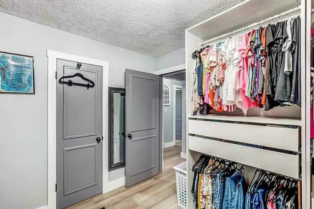 599 S Brinker Ave, Columbus, OH 43204 - walk in closet featuring light wood-style floors