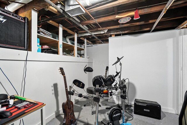 328 Maple Ave, Utica, OH 43080 - exercise room featuring baseboards