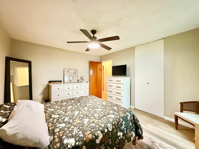 3811 Bradford Dr, Hilliard, OH 43026 - bedroom featuring light wood-style floors, a ceiling fan, and a closet