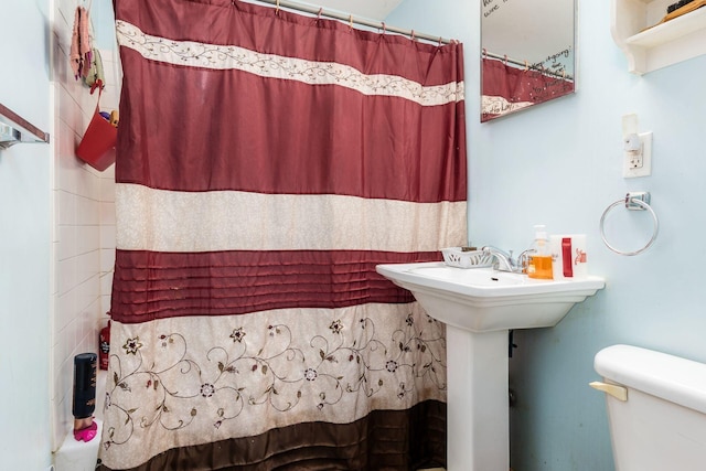 1872 Greenway Ave S, Columbus, OH 43219 - bathroom with toilet and curtained shower