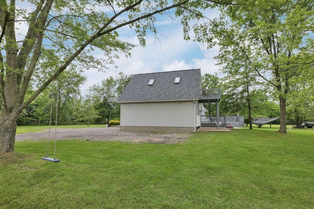6658 Ridpath Rd, Grove City, OH 43123 - view of side of home featuring roof with shingles, a lawn, and a deck