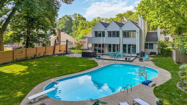 1318 Hickory Ridge Ln, Columbus, OH 43235 - view of pool featuring a jacuzzi, a diving board, a patio area, and a fenced backyard