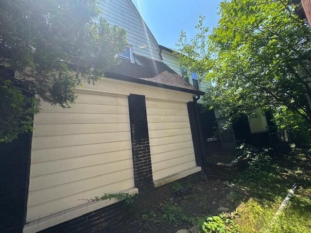 959 Kelton Ave, Columbus, OH 43206 - view of side of property with a garage