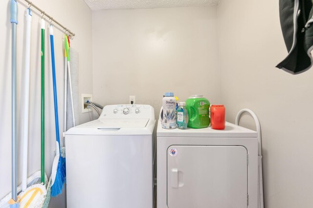115 Maple Ave, Utica, OH 43080 - laundry area with independent washer and dryer and a textured ceiling