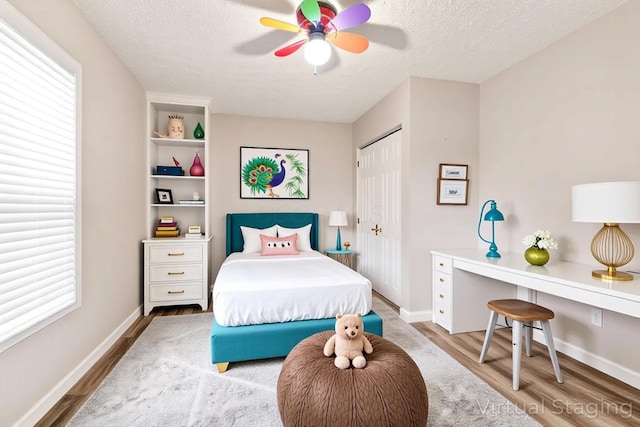 115 Maple Ave, Utica, OH 43080 - bedroom featuring wood finished floors, a textured ceiling, a closet, and a ceiling fan