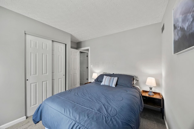 7838 Kiowa Way, Columbus, OH 43085 - bedroom featuring carpet floors, a textured ceiling, and a closet