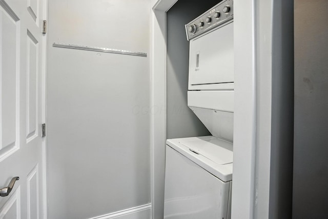 628 Reinhard Ave, Columbus, OH 43206 - laundry area with stacked washer / drying machine