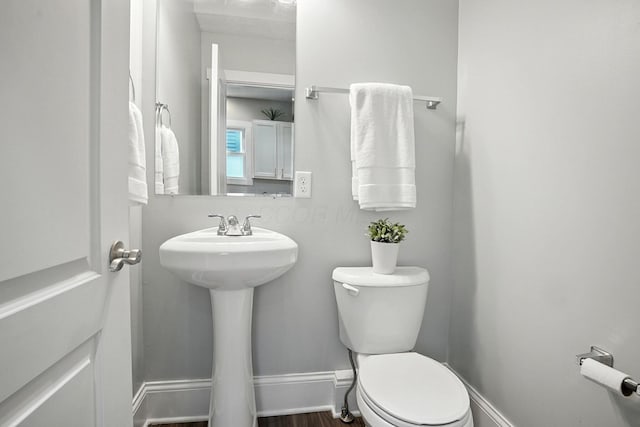 628 Reinhard Ave, Columbus, OH 43206 - bathroom with toilet and baseboards