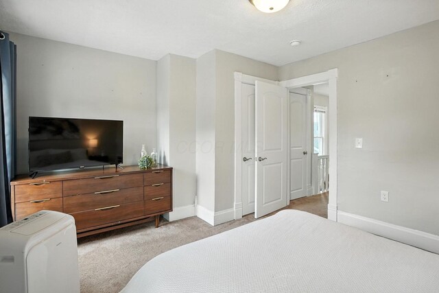 628 Reinhard Ave, Columbus, OH 43206 - bedroom with light carpet and baseboards
